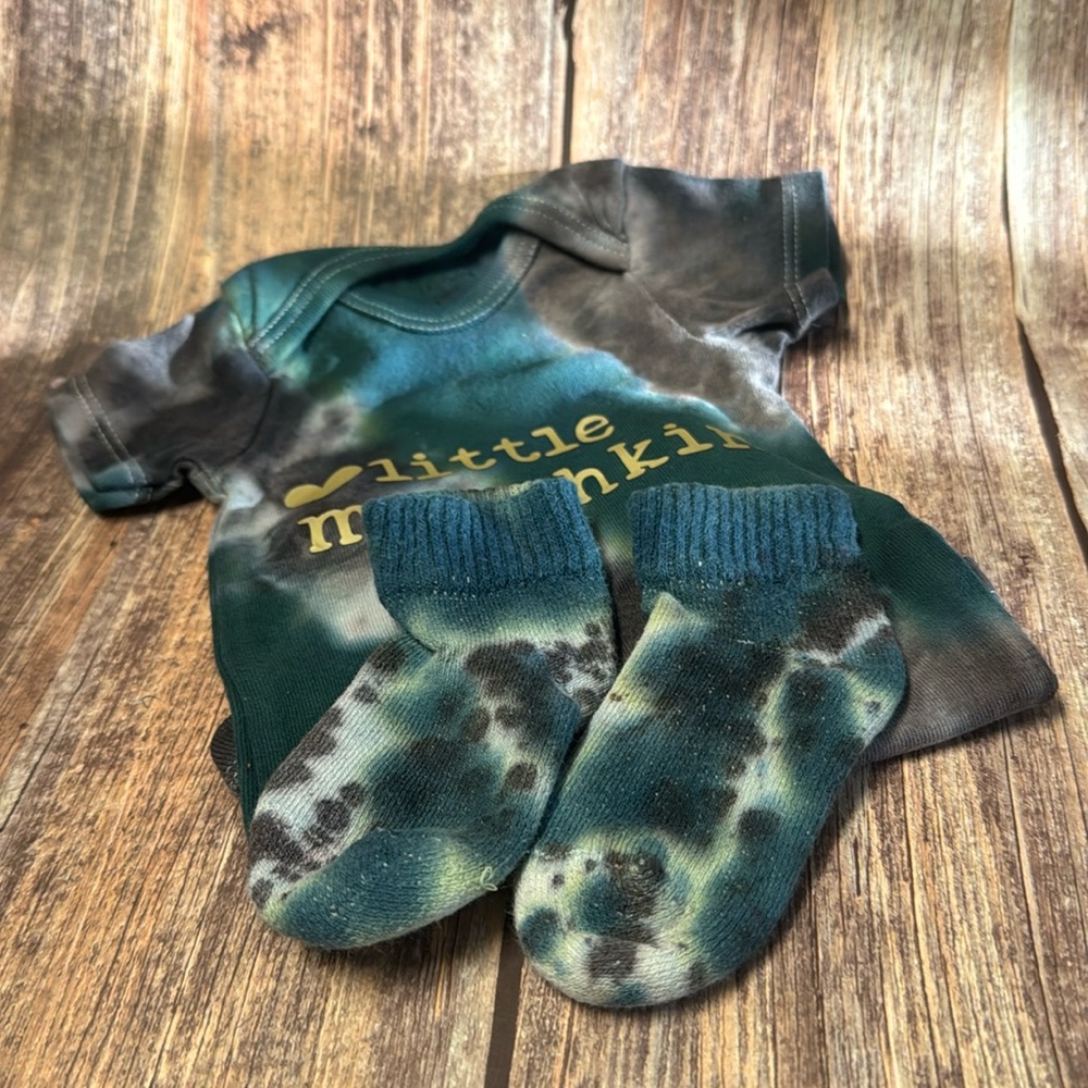 NEW Gerber Tie-Dye Onesie and Sock Set Size 0-3 Months Item #PHK3515